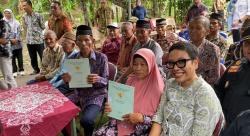 Tangis Haru Mbah Tupon Pecah, Sertifikat Tanah yang Sempat Diserobot Akhirnya Kembali