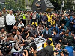 Demo di Semarang Bikin Sejuk, Mahasiswa dan Polisi Duduk Lesehan