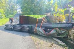 Tak Kuat Nanjak, Truk Muatan Tiang WiFi Terguling di Tanjakan Goa Selarong