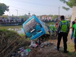 Diduga Ngantuk, Minibus Elf Nyemplung ke Sungai di Lamongan