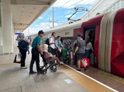 Gegara Barang Tertinggal Penumpang Whoosh Tahan Pintu Kereta di Padalarang, Jadwal Jadi Terlambat