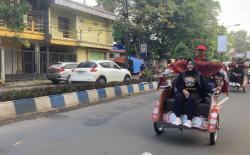 Hemat Energi! Plt Bupati Ponorogo Naik Becak ke Kantor, Sekalian Berbagi