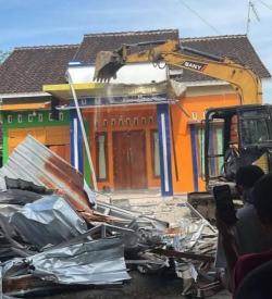 Viral di Pati, Pria Robohkan Rumah Pakai Ekskavator Usai Mantan Istri Dilamar