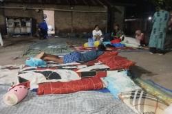 Khawatir Gempa Susulan, Warga di Adonara Bermalam di Halaman Rumah