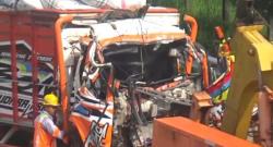 Kecelakaan Maut di Tol Jombang-Mojokerto:Sopir Ngantuk, Truk Paket Ringsek Tabrak Dump Truk, 2 Tewas