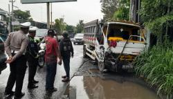Diduga Rem Blong, Truk Pasir Tabrak Tronton di Kartasura, Sopir Sempat Terjepit Kabin