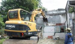 Pemkot Tangerang Bongkar Paksa Puluhan Bangunan di Bantaran Kali Angke