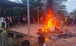 Viral! Tak Kuasa Menahan Resah, Ratusan Warga Bakar Kendaraan Terduga Bandar Narkoba di Rohil