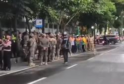 Usai Didemo, Pemkab Jombang Tertibkan PKL yang Berjualan di Zona Merah