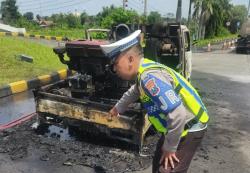 Pikap Muat Mesin Diesel Terbakar di Exit Tol Bandar Jombang, Diduga Korsleting Listrik
