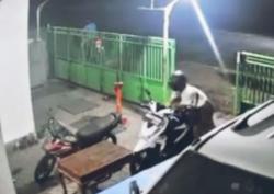Motor Beat Tamu Nyaris Dicuri Saat Pemilik Rumah Sedang Bercengkrama, Aksinya Terekam CCTV
