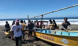 Perahu Misterius Muncul di Laut Pangandaran, Polisi Temukan Golok hingga GPS di Dalamnya!