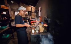 Inspiratif! Penjual Kopi di Ponorogo Bisa Berangkat Haji, Menabung Dikaleng Biskuit