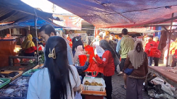 Harga Plastik Melejit, Pedagang Jember Terbantu Pembagian Goodie Bag Gratis