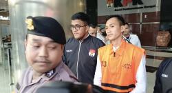 Pakai Rompi Oranye, KPK Jebloskan Ajudan Gubernur Riau Marjani ke Tahanan!
