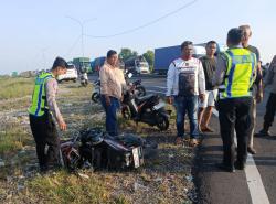 Terobos Lampu Merah, Pemotor Tabrakan dengan Pajero di JLU Lamongan