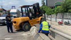 Forklift Tabrak Pembatas Flyover Bypass Karawang, Sopir Luka