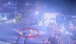 Ngeri! Motor Tiba-Tiba Meloncat ke Rel di Cilegon, Kakak Adik Nyaris Digilas KA