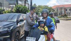 Razia Berujung Senyum, Polantas Gowa Bagi Helm Gratis Demi Tertib Lalu Lintas