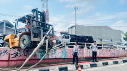 Hindari Tabrakan, Forklift Oleng dan Tersangkut di Flyover Karawang Barat
