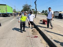 Diduga Kurang Konsentrasi, Tabrak Penyapu Jalan Pemotor Tewas Terlindas Truk