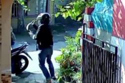 Tertangkap Basah Beraksi, Maling Motor Acungkan Celurit ini Viral