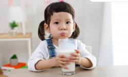 Dokter Ingatkan! Minum Susu Berlebih Bisa Ganggu Tumbuh Kembang Anak