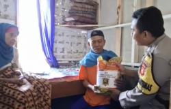 Sentuhan Kemanusiaan Bhabinkamtibmas! Briptu Ramadhan Turun Tangan Bantu Manula di Cigugur