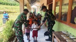 Senyum Ceria Siswa SD Oelmuke, Saat Prajurit Kostrad Suguhkan Menu Bergizi di Beranda NKRI
