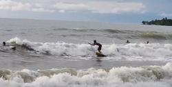 Pantai Carita Sungguh Banyak Cerita Ramai saat Cuaca Cerah, Warga Antusias Berenang dan Surfing