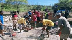 Potret Kemanunggalan di Desa Kiuola, Prajurit Kodim TTU dan Warga Percepat Pembangunan Jembatan