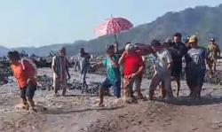 Tak Ada Jembatan Lansia di Jugosari Ditandu 2 Km Lewati Aliran Lahar, Meninggal Setelah Dirawat