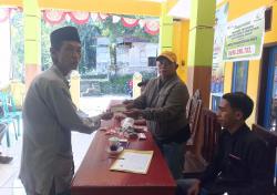 Warga Gunggungan Kidul Sumringah, Perhutani Probolinggo Salurkan Hasil Pengelolaan Lahan