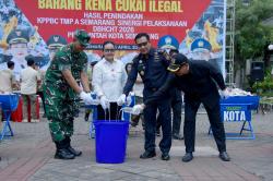 Jutaan Rokok Ilegal dan Ribuan Minumal Beralkohol Dimusnahkan