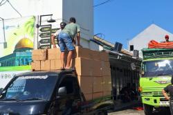 Jelang Keberangkatan Haji Jombang, Kemenhaj Distribusikan Koper dan Seragam Jemaah