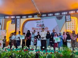 Penuh Berkah, Wisuda Santri Ponpes Al-Lathifiyyah Bahrul Ulum Jombang Diselingi Santunan Yatim