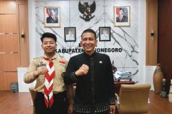 Jalan Kaki Keliling Indonesia, Pemuda Pramuka Ini Ditemui Bupati Setelah Singgah di Bojonegoro