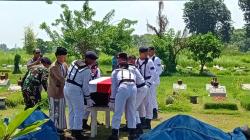 Marindra Wibowo, Pilot Helikopter yang Jatuh di Kalimantan, Dimakamkan Secara Militer di Sidoarjo