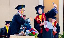 Tren Baru Wisuda di Surabaya 2026, Selfie Bareng Rektor hingga Menetaskan Air Mata Bahagia