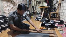 Perajin Songkok Lamongan Bertahan di Tengah Lonjakan Harga Bahan