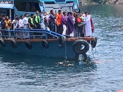 Doa dan Tabur Bunga Iringi Penghentian Pencarian Mahasiswa Hanyut di Air Terjun Situmurun