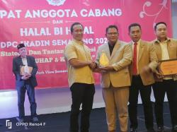 Beri Bantuan Hukum Gratis Rakyat Kecil, Zaenal Petir Diganjar Penghargaan IKADIN Semarang