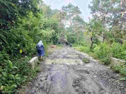 Jalan Penghubung Tiga Desa di Cikulur Rusak Parah, Mobilitas Warga Terganggu