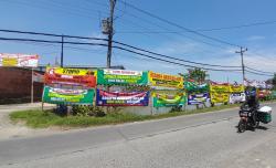 Belum Ada Titik Temu, Warga Parangjoro Pasang Puluhan Spanduk Tolak Warung Mie Babi