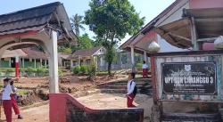 Sekolah Rusak, Siswa SDN Cimanggu 3 Pandeglang Belajar di Teras Saat Hujan