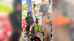 Aksi Anggun Operator SPBU Pakai Kebaya, Ternyata Ini Tujuannya