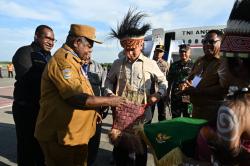 Kunjungan Perdana Gibran ke Papua Barat Daya: Disambut Tarian Adat, Belanja Bareng Mama – Mama Papua