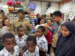 Aksi Sosial Wapres di Timika, Belanja ATK Bersama Anak Yatim