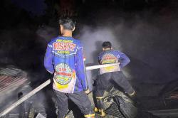 Tim Dalkarhutla Dishut Kalteng Bantu Padamkan Kebakaran Rumah di Palangka Raya