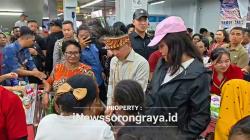Hari Kartini di Kota Sorong: Wapres Borong Sembako, Mama-Mama Papua Doakan Gibran Jadi Presiden